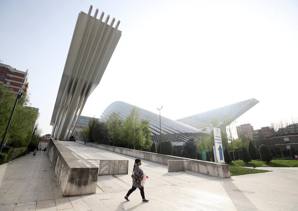 Una vista del edificio Calatrava, con el centro comercial cerrado, en concurso de acreedores y a en busca de un comprador. 