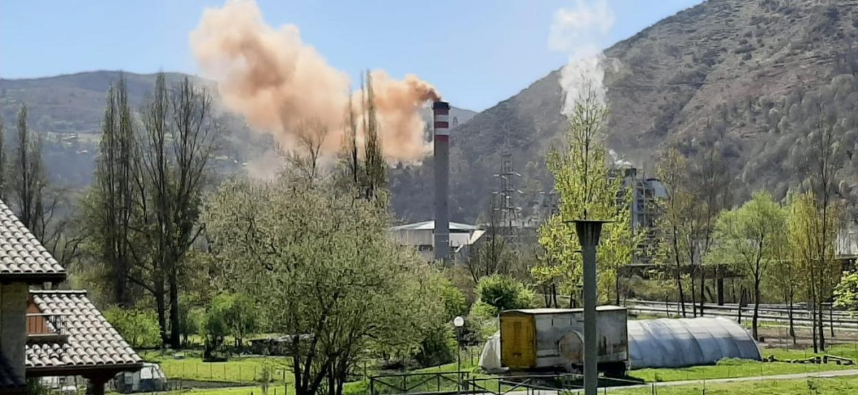 La columna de humo marrón del domingo que ha sido denunciada por los vecinos de la zona. 