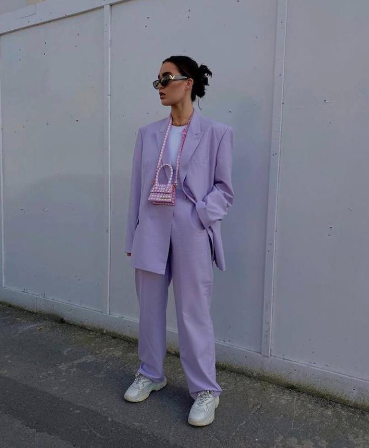 El traje con americana y pantalón es una de las combinaciones más versátiles del momento. Un dos piezas que podrás cambiar de registro en función de los complementos y básicos que incluyas en cada look y con los que podrás lograr un estilismo más elegante, clásico o incluso más desenfadado y sport. Precisamente por todo esto y porque durante el entretiempo este tipo de looks se han propuesto conquistar las cuentas de Instagram de las expertas en moda, aquí te traemos once opciones diferentes para incluir este tipo de trajes en tus próximos estilismos. No te las pierdas. 