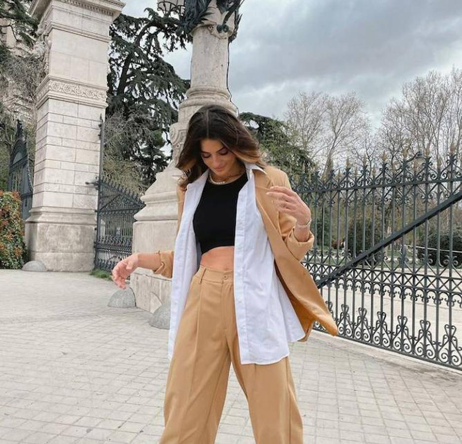 El traje con americana y pantalón es una de las combinaciones más versátiles del momento. Un dos piezas que podrás cambiar de registro en función de los complementos y básicos que incluyas en cada look y con los que podrás lograr un estilismo más elegante, clásico o incluso más desenfadado y sport. Precisamente por todo esto y porque durante el entretiempo este tipo de looks se han propuesto conquistar las cuentas de Instagram de las expertas en moda, aquí te traemos once opciones diferentes para incluir este tipo de trajes en tus próximos estilismos. No te las pierdas. 