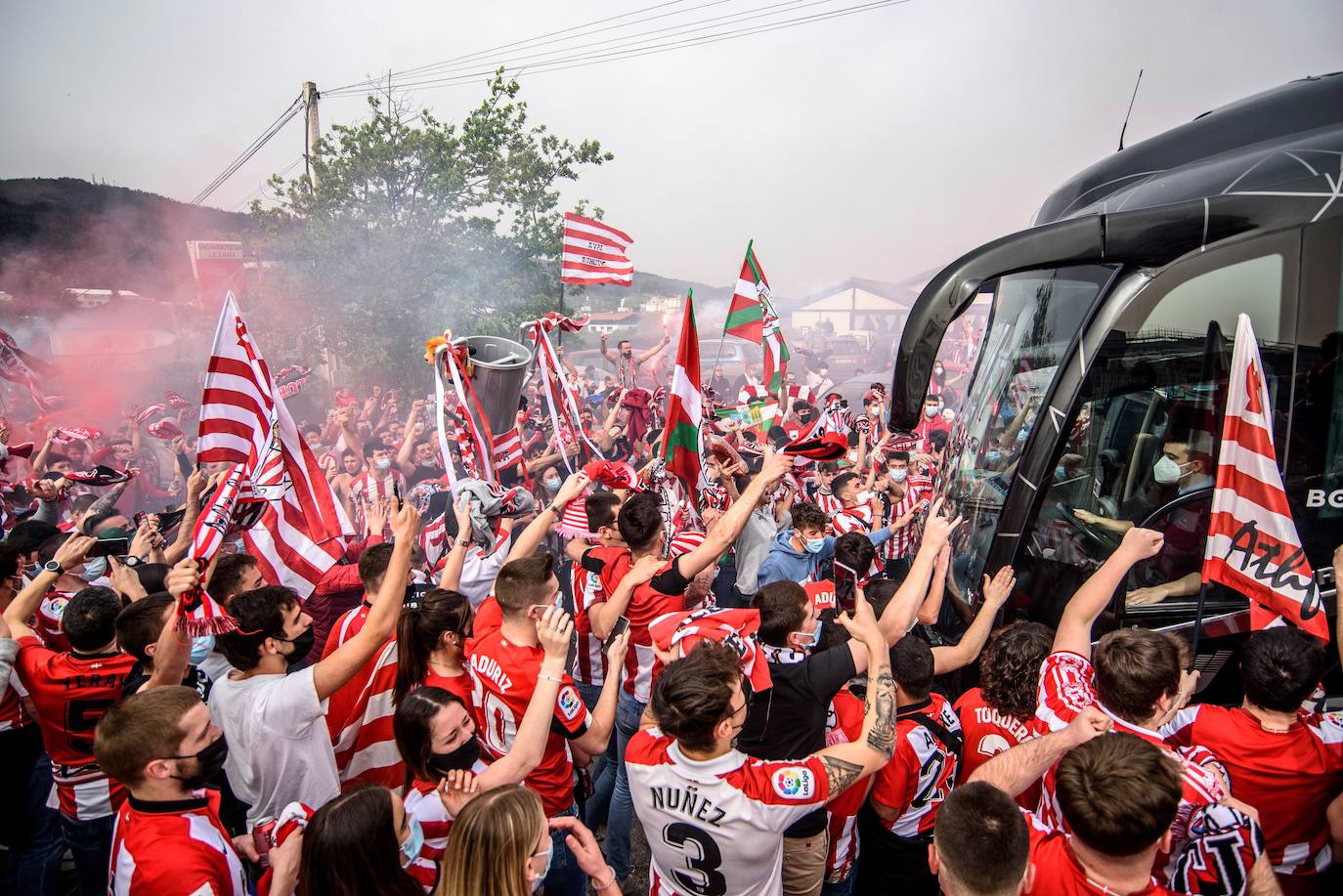 Miles de hinchas del Athletic de Bilbao y la Real Sociedad se agolparon en las inmediaciones del campo de Lezama y de Zubieta respectivamente para animar a sus respectivos clubes antes de viajar a Sevilla para la Final de la Copa del Rey. A pesar del despligue de Ertzaintza, Polícia Local y seguridad privada, ha saltado por los aires el cumplimiento de las medidas anticovid.