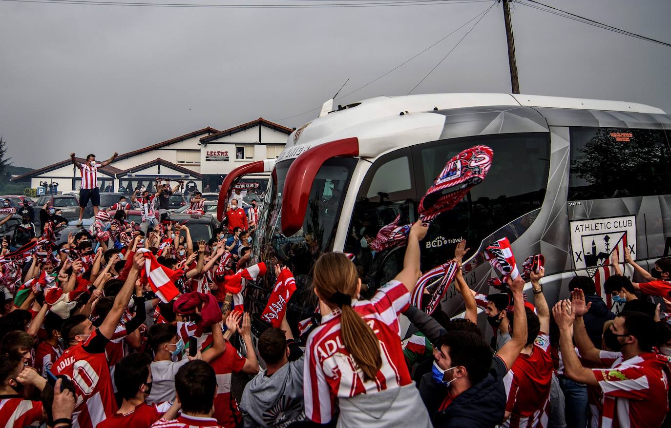 Miles de hinchas del Athletic de Bilbao y la Real Sociedad se agolparon en las inmediaciones del campo de Lezama y de Zubieta respectivamente para animar a sus respectivos clubes antes de viajar a Sevilla para la Final de la Copa del Rey. A pesar del despligue de Ertzaintza, Polícia Local y seguridad privada, ha saltado por los aires el cumplimiento de las medidas anticovid.