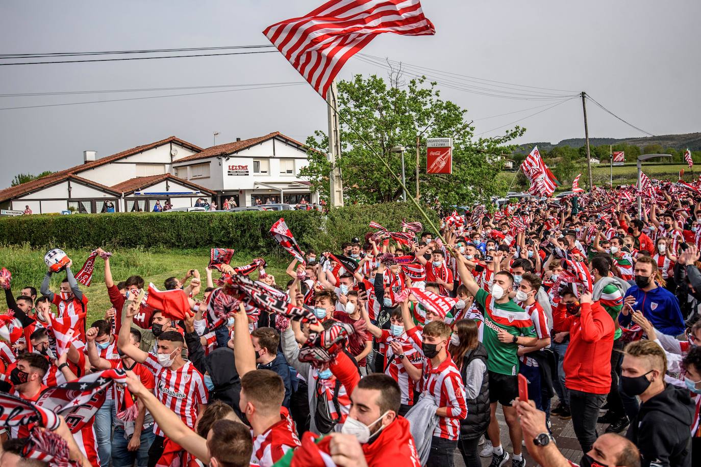 Miles de hinchas del Athletic de Bilbao y la Real Sociedad se agolparon en las inmediaciones del campo de Lezama y de Zubieta respectivamente para animar a sus respectivos clubes antes de viajar a Sevilla para la Final de la Copa del Rey. A pesar del despligue de Ertzaintza, Polícia Local y seguridad privada, ha saltado por los aires el cumplimiento de las medidas anticovid.