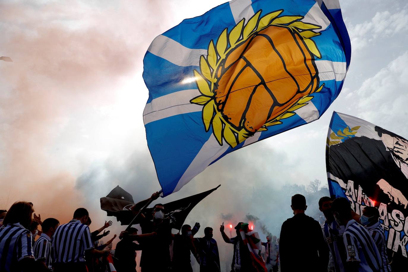 Miles de hinchas del Athletic de Bilbao y la Real Sociedad se agolparon en las inmediaciones del campo de Lezama y de Zubieta respectivamente para animar a sus respectivos clubes antes de viajar a Sevilla para la Final de la Copa del Rey. A pesar del despligue de Ertzaintza, Polícia Local y seguridad privada, ha saltado por los aires el cumplimiento de las medidas anticovid.