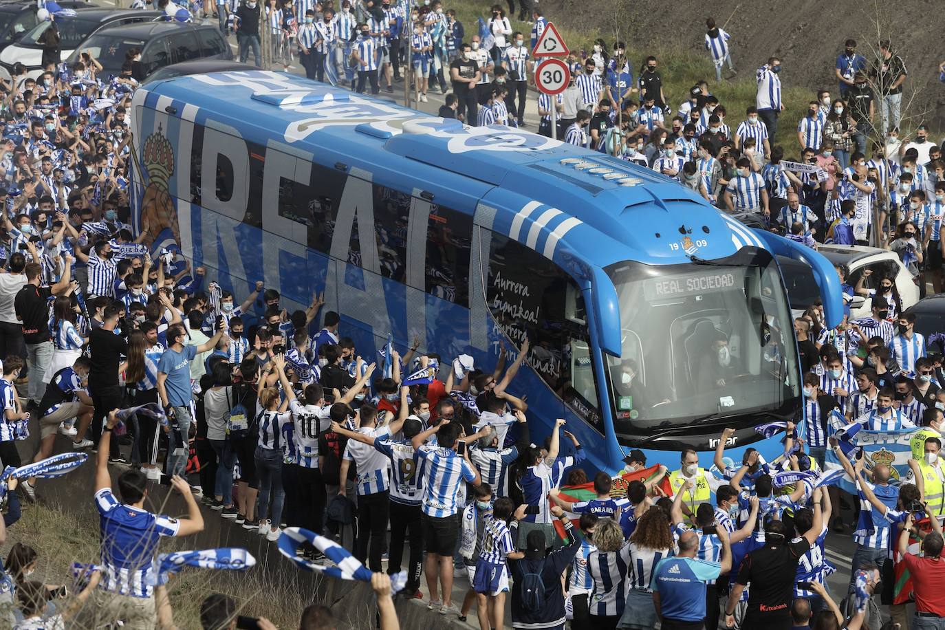 Miles de hinchas del Athletic de Bilbao y la Real Sociedad se agolparon en las inmediaciones del campo de Lezama y de Zubieta respectivamente para animar a sus respectivos clubes antes de viajar a Sevilla para la Final de la Copa del Rey. A pesar del despligue de Ertzaintza, Polícia Local y seguridad privada, ha saltado por los aires el cumplimiento de las medidas anticovid.