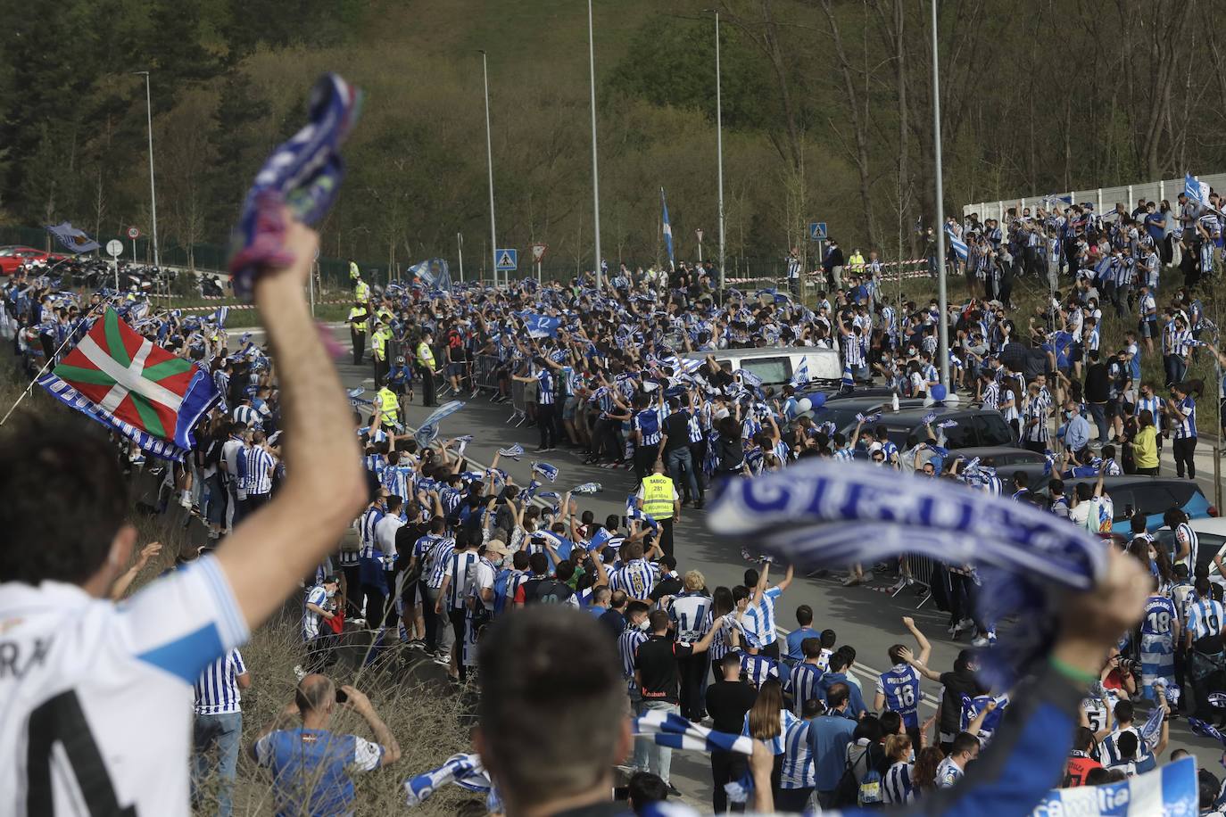 Miles de hinchas del Athletic de Bilbao y la Real Sociedad se agolparon en las inmediaciones del campo de Lezama y de Zubieta respectivamente para animar a sus respectivos clubes antes de viajar a Sevilla para la Final de la Copa del Rey. A pesar del despligue de Ertzaintza, Polícia Local y seguridad privada, ha saltado por los aires el cumplimiento de las medidas anticovid.