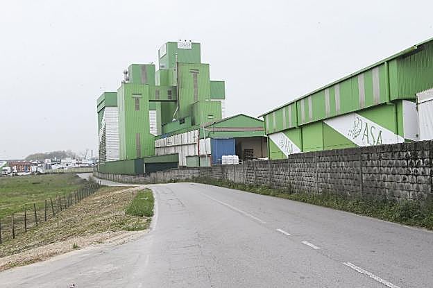 La fábrica de piensos Asturiana de Servicios Agropecuarios (ASA) en el polígono sierense de Bravo, donde se produjo el suceso. 