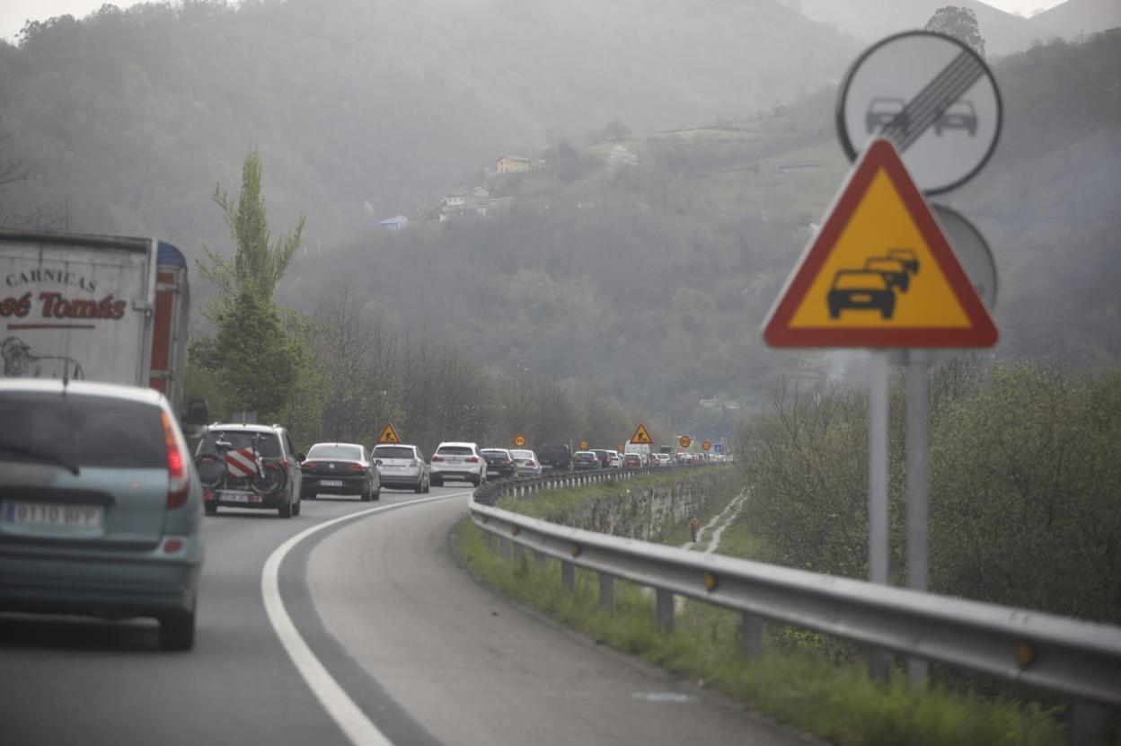Retenciones en el corredor antes de llegar al túnel de Sotrondio. 