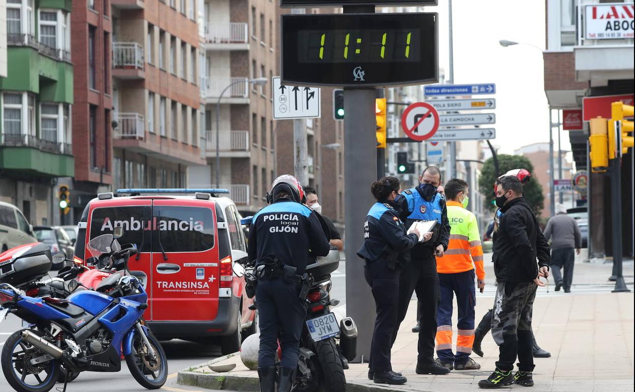 Se salta un semáforo en rojo, atropella a un motorista y da positivo en alcoholemia