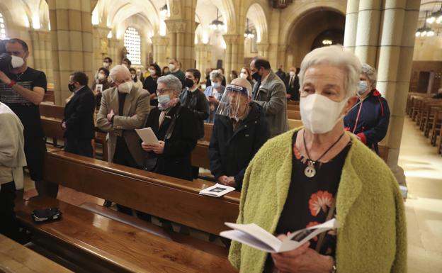 Fieles en la iglesia de San Pedro, donde se celebró el Via Crucis.