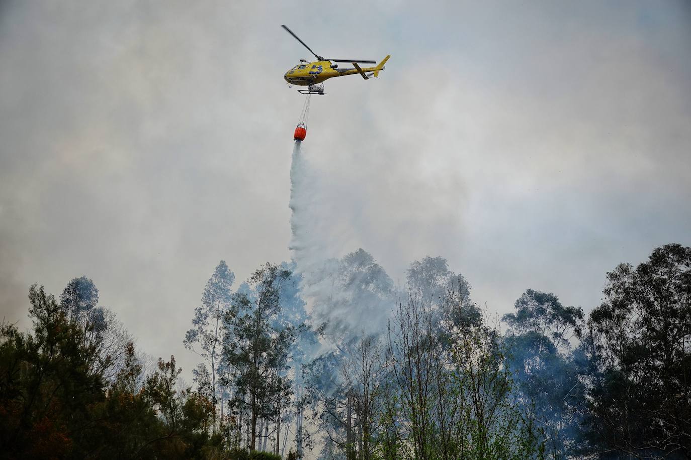 Un incendio en la Sierra del Sueve concentra un importante equipo material y humano para lograr su extinción