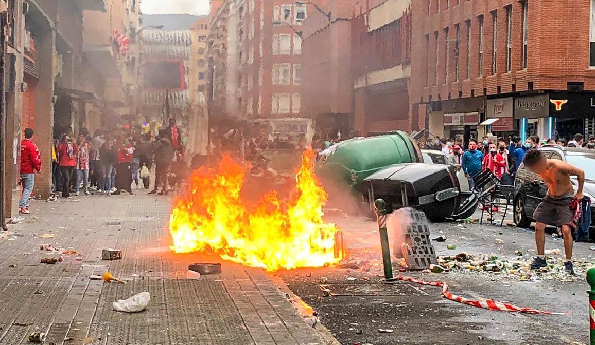 La Ertzaintza ha intervenido después de que una multitud tomara las calles. Una joven ha resultado herida al impactarle en la cabeza un botellazo lanzado contra la Policía vasca.