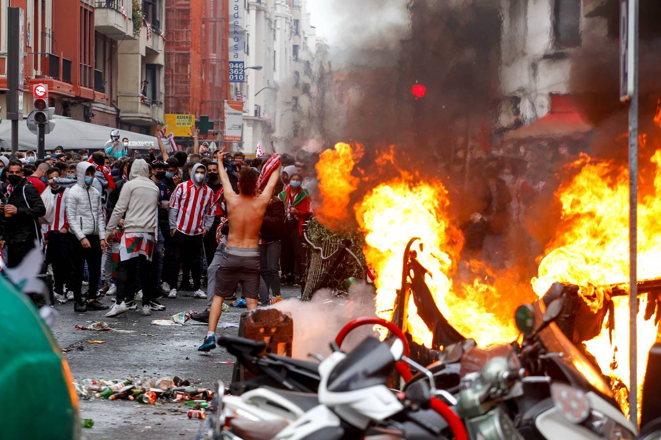 La Ertzaintza ha intervenido después de que una multitud tomara las calles. Una joven ha resultado herida al impactarle en la cabeza un botellazo lanzado contra la Policía vasca.