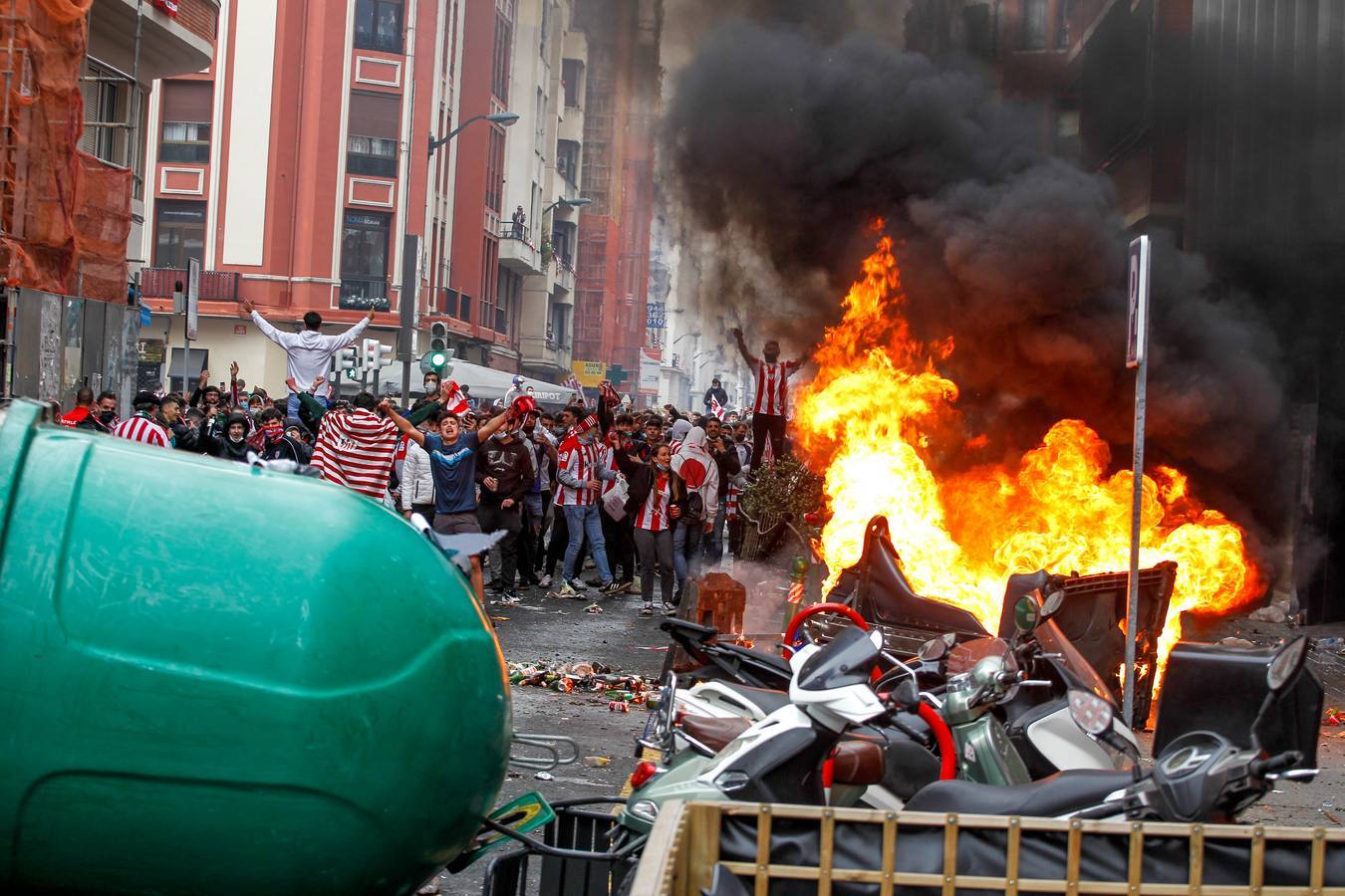 La Ertzaintza ha intervenido después de que una multitud tomara las calles. Una joven ha resultado herida al impactarle en la cabeza un botellazo lanzado contra la Policía vasca.