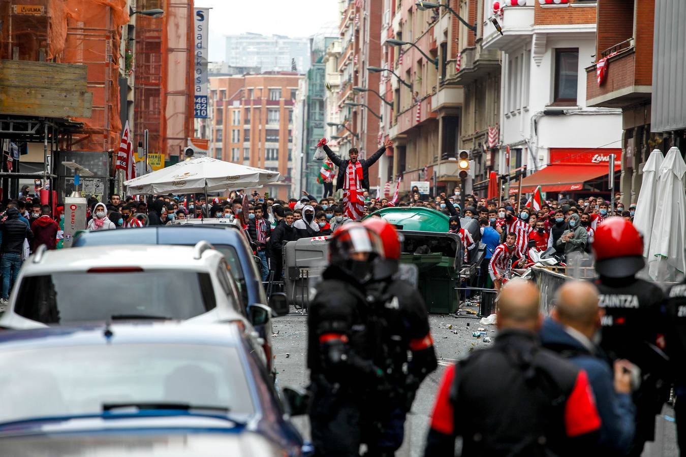 La Ertzaintza ha intervenido después de que una multitud tomara las calles. Una joven ha resultado herida al impactarle en la cabeza un botellazo lanzado contra la Policía vasca.