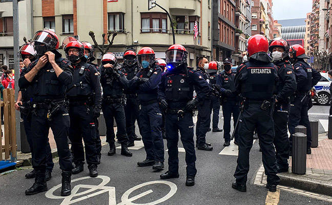 La Ertzaintza ha intervenido después de que una multitud tomara las calles. Una joven ha resultado herida al impactarle en la cabeza un botellazo lanzado contra la Policía vasca.