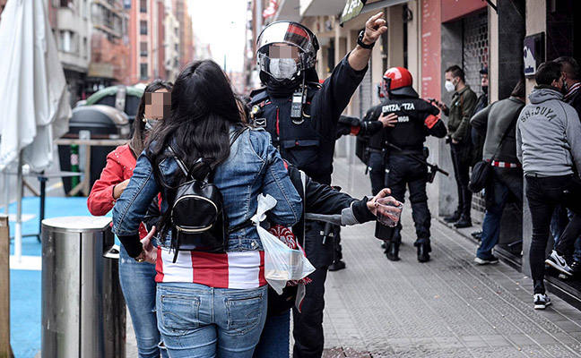 La Ertzaintza ha intervenido después de que una multitud tomara las calles. Una joven ha resultado herida al impactarle en la cabeza un botellazo lanzado contra la Policía vasca.