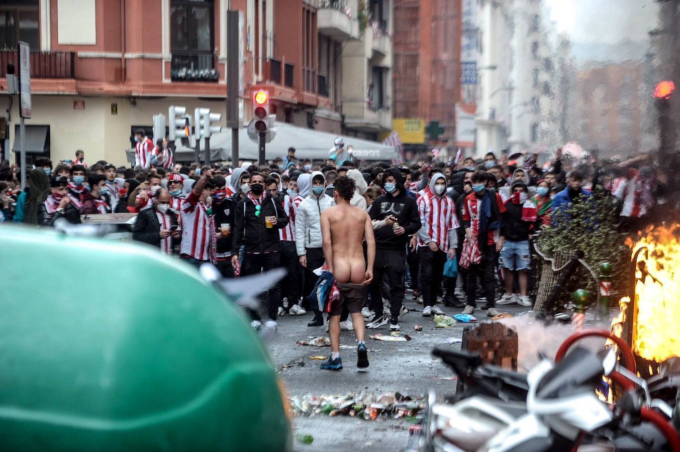 La Ertzaintza ha intervenido después de que una multitud tomara las calles. Una joven ha resultado herida al impactarle en la cabeza un botellazo lanzado contra la Policía vasca.