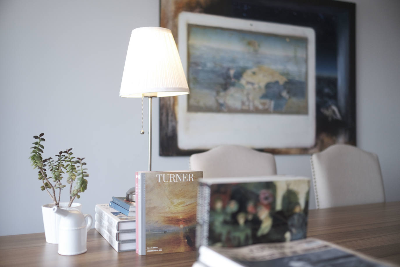 En el parque. La decoración de la vivienda de esta galerista gijonesa es fiel reflejo de un estilo de vida discreto y ordenado que persigue crear un hogar cómodo y sostenible