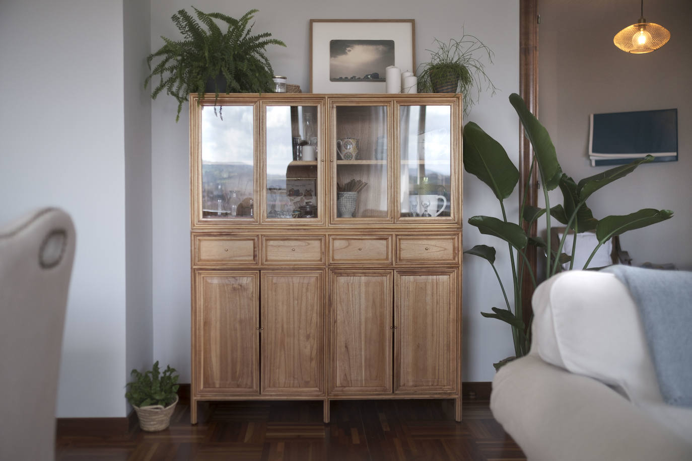 En el parque. La decoración de la vivienda de esta galerista gijonesa es fiel reflejo de un estilo de vida discreto y ordenado que persigue crear un hogar cómodo y sostenible
