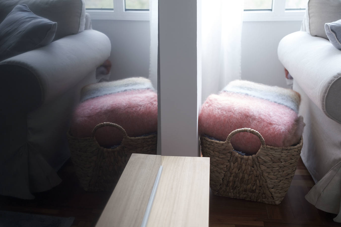 En el parque. La decoración de la vivienda de esta galerista gijonesa es fiel reflejo de un estilo de vida discreto y ordenado que persigue crear un hogar cómodo y sostenible
