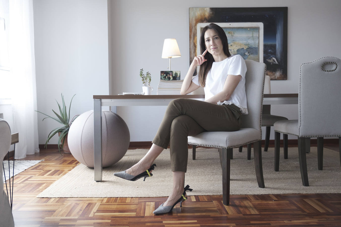En el parque. La decoración de la vivienda de esta galerista gijonesa es fiel reflejo de un estilo de vida discreto y ordenado que persigue crear un hogar cómodo y sostenible