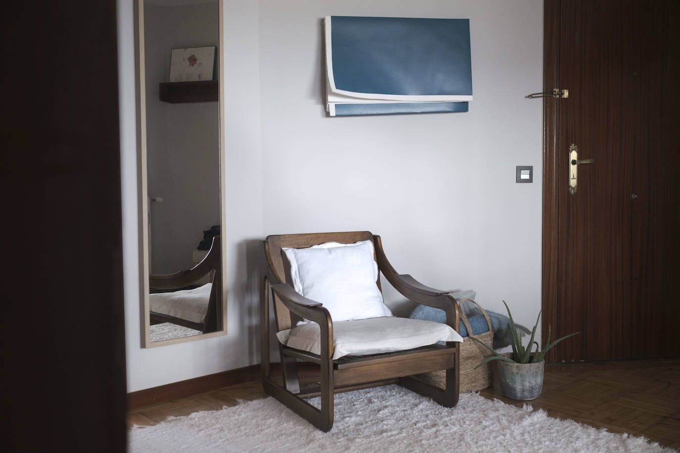 En el parque. La decoración de la vivienda de esta galerista gijonesa es fiel reflejo de un estilo de vida discreto y ordenado que persigue crear un hogar cómodo y sostenible