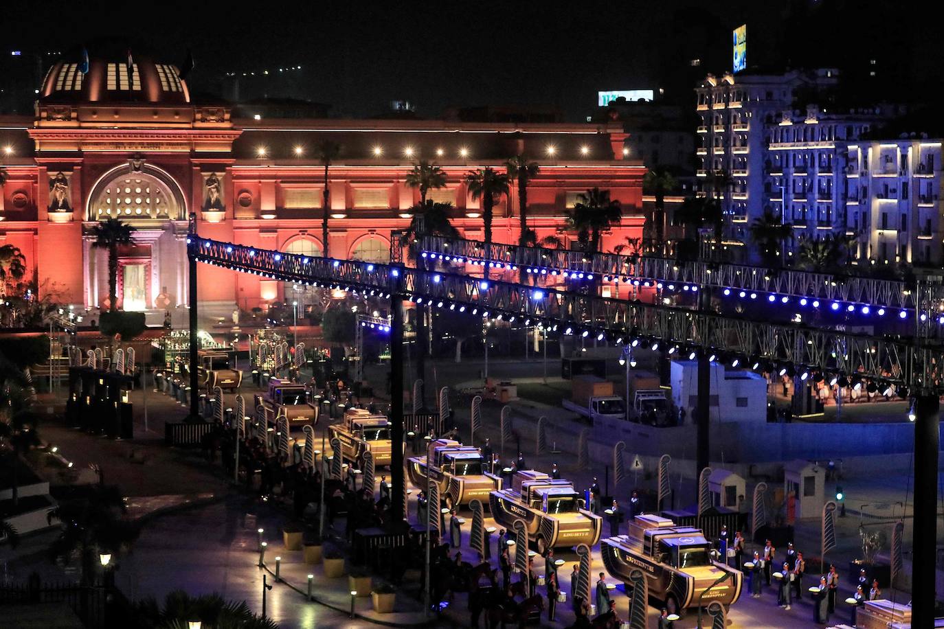 Lo llamaron el Desfile Dorado de los Faraones y fue un espectáculo propio de su época. Y es que el Gobierno de Egipto no ha escatimado en el traslado de 22 momias, 18 reyes y cuatro reinas, del Museo Egipcio a su nueva ubicación en el Museo Nacional de la Civilización Egipcia, a una distancia de cinco kilómetros. El desfile, toda una exhibición de historia y cultura, se desarrolló por orden cronológico de los reinados, desde el gobernante de la dinastía XVII Seqenenre Taa II, hasta Ramsés IX, que reinó en el siglo XII a.C.