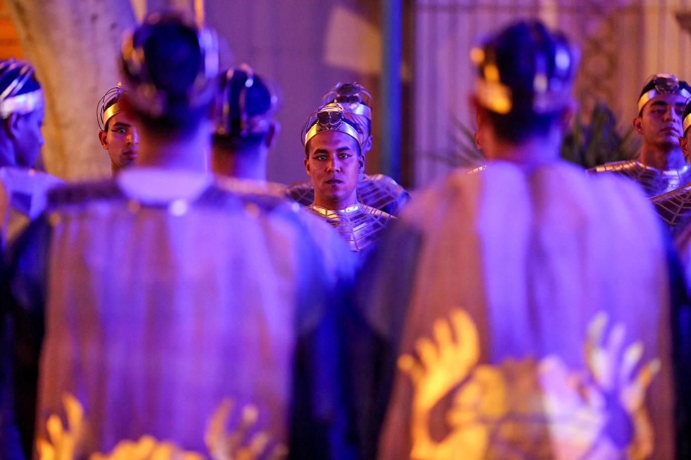 Lo llamaron el Desfile Dorado de los Faraones y fue un espectáculo propio de su época. Y es que el Gobierno de Egipto no ha escatimado en el traslado de 22 momias, 18 reyes y cuatro reinas, del Museo Egipcio a su nueva ubicación en el Museo Nacional de la Civilización Egipcia, a una distancia de cinco kilómetros. El desfile, toda una exhibición de historia y cultura, se desarrolló por orden cronológico de los reinados, desde el gobernante de la dinastía XVII Seqenenre Taa II, hasta Ramsés IX, que reinó en el siglo XII a.C.