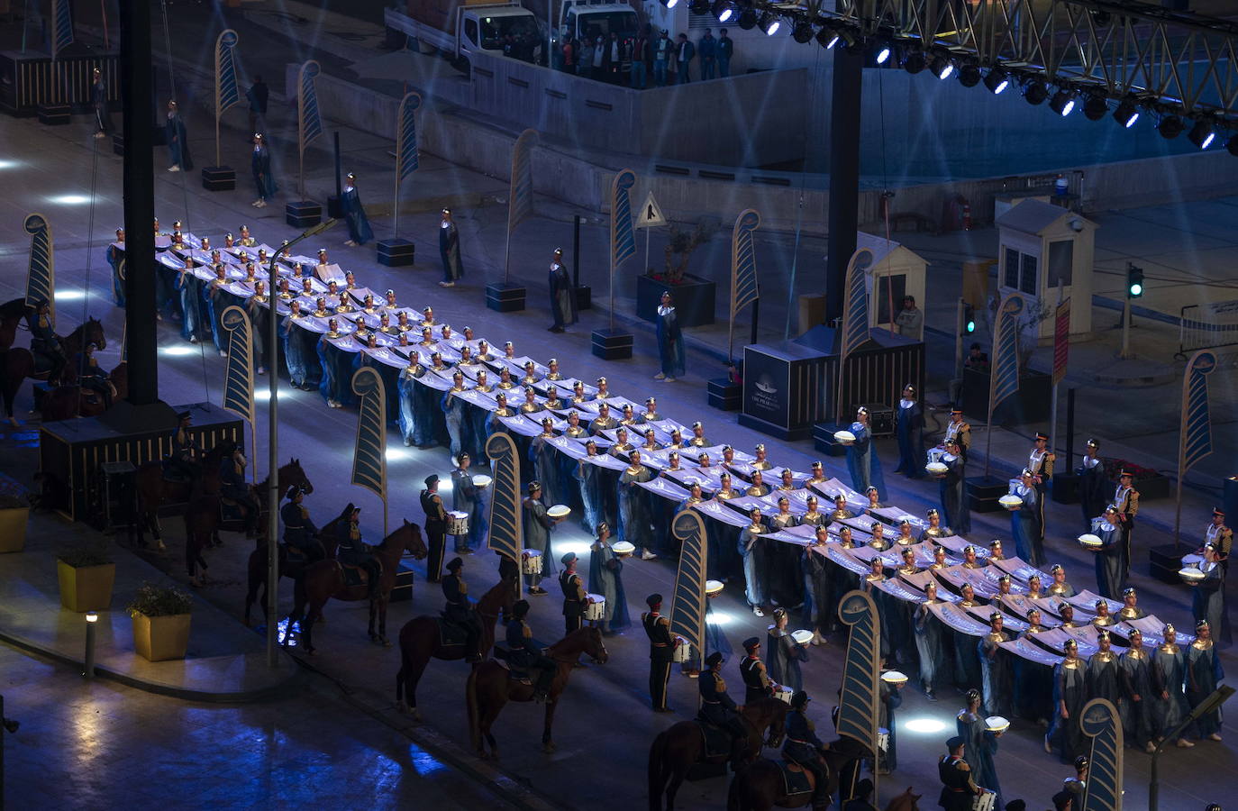 Lo llamaron el Desfile Dorado de los Faraones y fue un espectáculo propio de su época. Y es que el Gobierno de Egipto no ha escatimado en el traslado de 22 momias, 18 reyes y cuatro reinas, del Museo Egipcio a su nueva ubicación en el Museo Nacional de la Civilización Egipcia, a una distancia de cinco kilómetros. El desfile, toda una exhibición de historia y cultura, se desarrolló por orden cronológico de los reinados, desde el gobernante de la dinastía XVII Seqenenre Taa II, hasta Ramsés IX, que reinó en el siglo XII a.C.