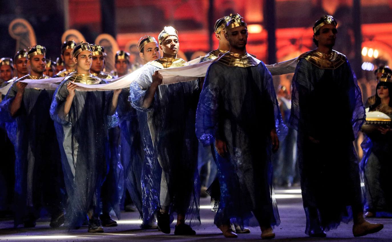 Lo llamaron el Desfile Dorado de los Faraones y fue un espectáculo propio de su época. Y es que el Gobierno de Egipto no ha escatimado en el traslado de 22 momias, 18 reyes y cuatro reinas, del Museo Egipcio a su nueva ubicación en el Museo Nacional de la Civilización Egipcia, a una distancia de cinco kilómetros. El desfile, toda una exhibición de historia y cultura, se desarrolló por orden cronológico de los reinados, desde el gobernante de la dinastía XVII Seqenenre Taa II, hasta Ramsés IX, que reinó en el siglo XII a.C.