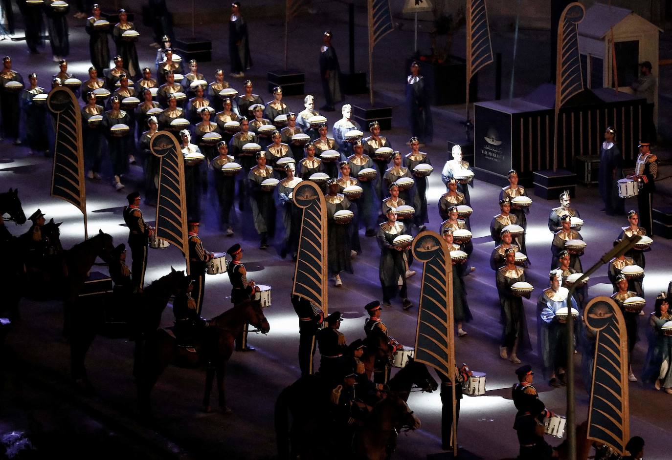 Lo llamaron el Desfile Dorado de los Faraones y fue un espectáculo propio de su época. Y es que el Gobierno de Egipto no ha escatimado en el traslado de 22 momias, 18 reyes y cuatro reinas, del Museo Egipcio a su nueva ubicación en el Museo Nacional de la Civilización Egipcia, a una distancia de cinco kilómetros. El desfile, toda una exhibición de historia y cultura, se desarrolló por orden cronológico de los reinados, desde el gobernante de la dinastía XVII Seqenenre Taa II, hasta Ramsés IX, que reinó en el siglo XII a.C.