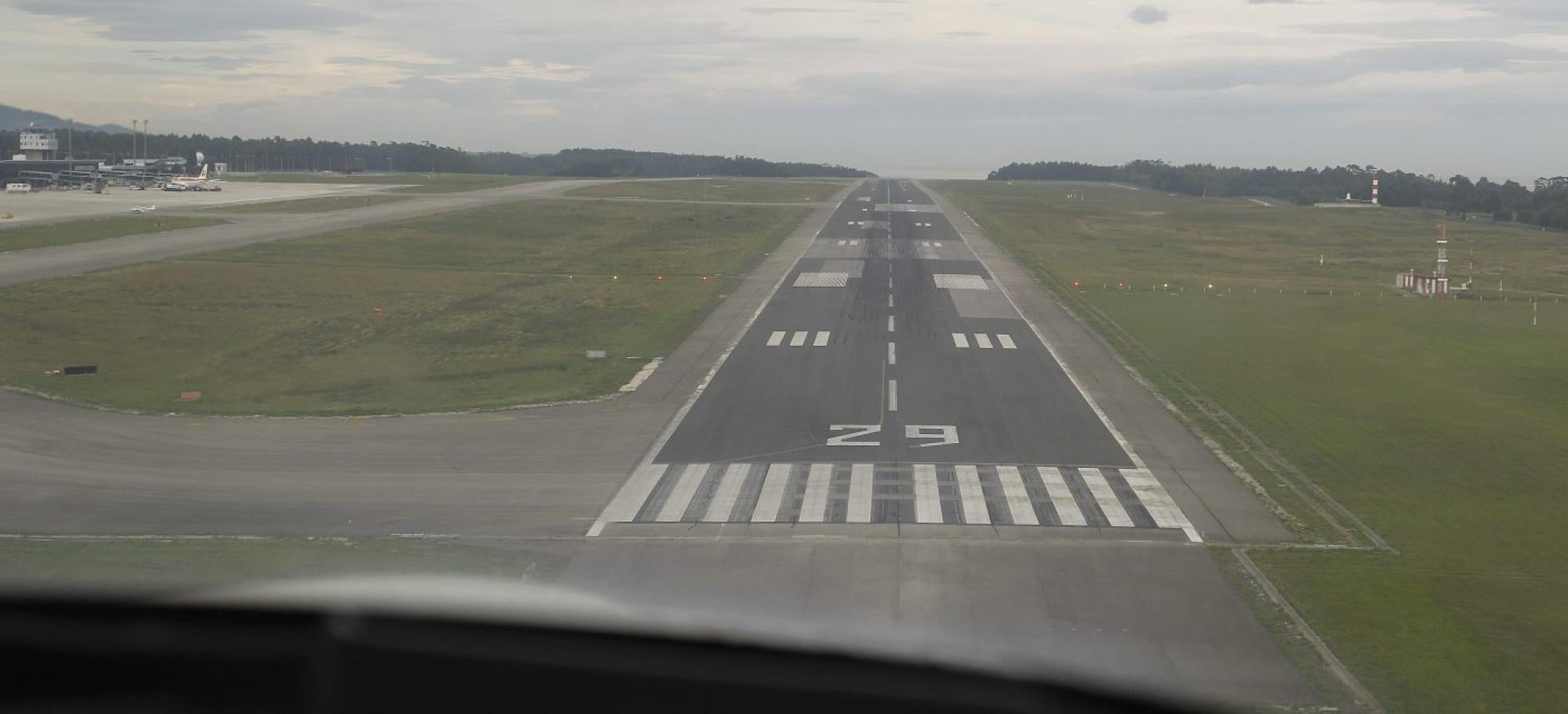 Pista. Cabecera 29 de la pista del aeropuerto asturiano. joaquín bilbao