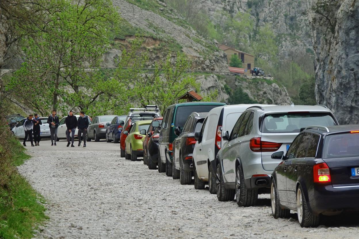 Numerosos vehículos estacionados ayer al inicio de la ruta del Cares. 