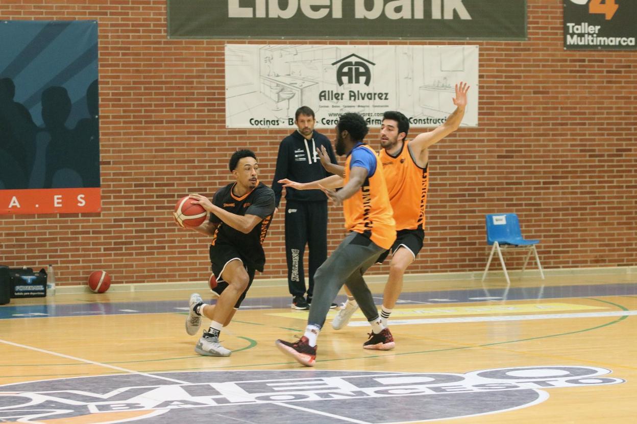 Lezkano sigue las evoluciones de sus jugadores durante el entrenamiento. 