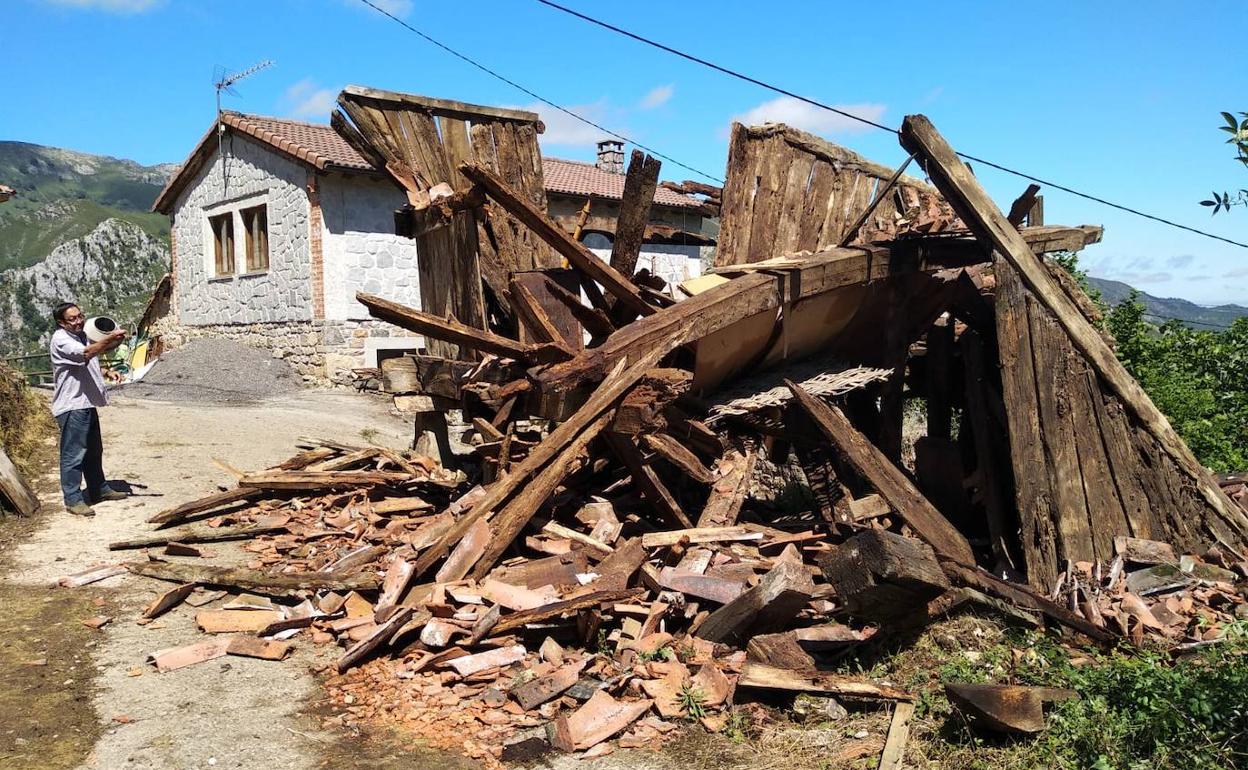 El hórreo de El Pedrosu, en Vis (Amieva), una joya única con pinturas de la francesada, quedó reducido a escombros el pasado mes de junio.