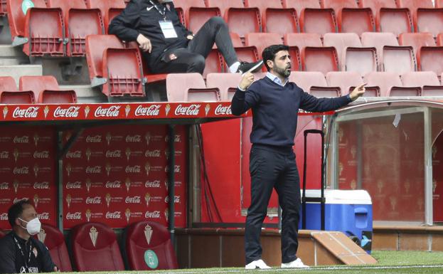 David Gallego, durante el partido en El Molinón.