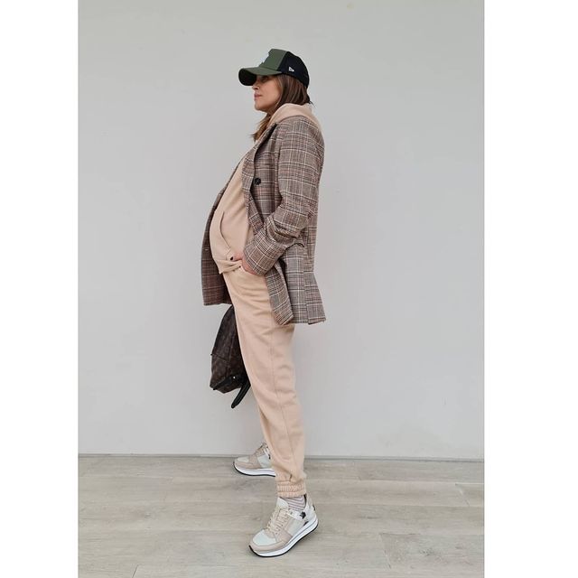 La actriz asturiana está a punto de dar a luz. El mes de abril nacerá su segundo hijo y la artista afronta los últimos días antes de ser mamá de dos con la misma naturalidad con la que ha llevado un embarazo en el que ha cogido 25 kilos. Estas son algunas de las imágenes de la canguesa con una barriga que tiene casi las horas contadas