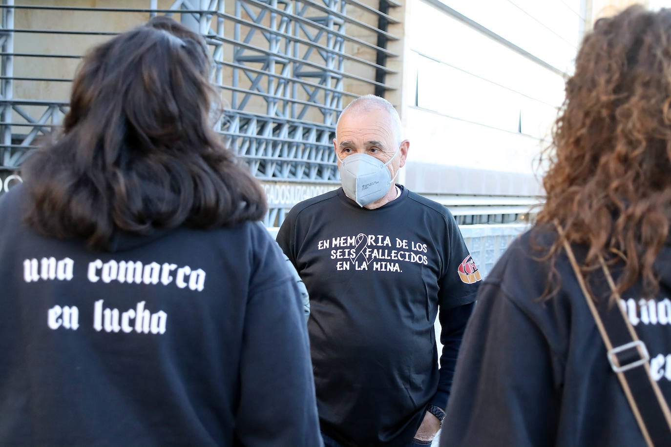 Las familias de 'Los seis de Tabliza' piden justicia en el Juzgado de León por el accidente que acabó con la vida de seis trabajadores de la Hullera Vasco Leonesa: «Que paguen por lo que han hecho ya que a nuestros hijos no nos los van a devolver»