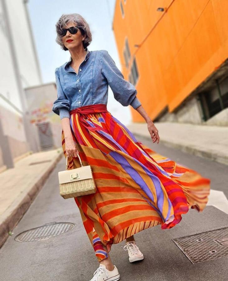 Tras las vacaciones de Semana Santa toca afrontar el mes de abril y de estrenar con el buen tiempo todas esas tendencias primaverales que poco a poco comenzarán a ser protagonistas en nuestros armarios. Prendas alegres, coloridas y con muchos estampados, que sobre todo en el norte tendremos que combinar con prendas algo más abrigadas para esos días más frescos y de entretiempo que aún nos quedan por delante. Pero si a estas alturas lo que buscas es un poco de inspiración para estas próximas semanas, no te pierdas los looks más estilosos que nos han ido dejando en Instagram las expertas en moda.