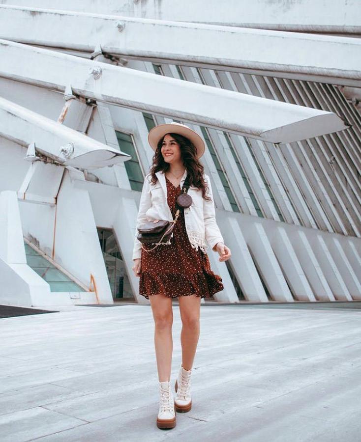 Tras las vacaciones de Semana Santa toca afrontar el mes de abril y de estrenar con el buen tiempo todas esas tendencias primaverales que poco a poco comenzarán a ser protagonistas en nuestros armarios. Prendas alegres, coloridas y con muchos estampados, que sobre todo en el norte tendremos que combinar con prendas algo más abrigadas para esos días más frescos y de entretiempo que aún nos quedan por delante. Pero si a estas alturas lo que buscas es un poco de inspiración para estas próximas semanas, no te pierdas los looks más estilosos que nos han ido dejando en Instagram las expertas en moda.