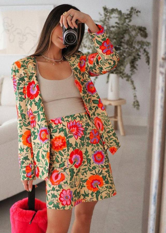 Tras las vacaciones de Semana Santa toca afrontar el mes de abril y de estrenar con el buen tiempo todas esas tendencias primaverales que poco a poco comenzarán a ser protagonistas en nuestros armarios. Prendas alegres, coloridas y con muchos estampados, que sobre todo en el norte tendremos que combinar con prendas algo más abrigadas para esos días más frescos y de entretiempo que aún nos quedan por delante. Pero si a estas alturas lo que buscas es un poco de inspiración para estas próximas semanas, no te pierdas los looks más estilosos que nos han ido dejando en Instagram las expertas en moda.