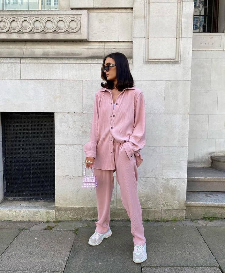 Tras las vacaciones de Semana Santa toca afrontar el mes de abril y de estrenar con el buen tiempo todas esas tendencias primaverales que poco a poco comenzarán a ser protagonistas en nuestros armarios. Prendas alegres, coloridas y con muchos estampados, que sobre todo en el norte tendremos que combinar con prendas algo más abrigadas para esos días más frescos y de entretiempo que aún nos quedan por delante. Pero si a estas alturas lo que buscas es un poco de inspiración para estas próximas semanas, no te pierdas los looks más estilosos que nos han ido dejando en Instagram las expertas en moda.