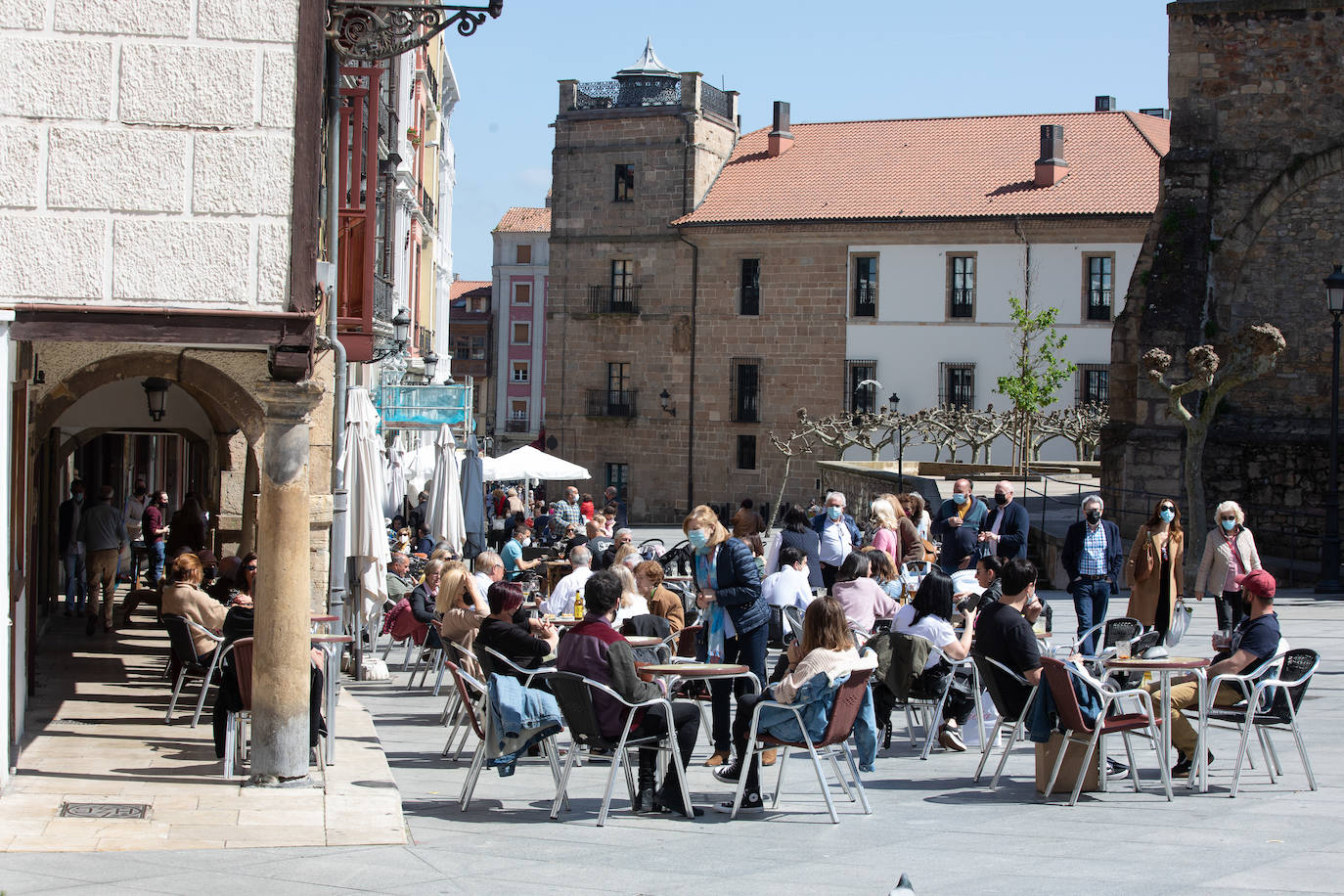 Avilés no pudo celebrar, por segundo año consecutivo, su multitudinaria cita del Lunes de Pascua. Pero el buen tiempo permitió que los avilesinos disfrutaran de la jornada en la terraza de los bares.