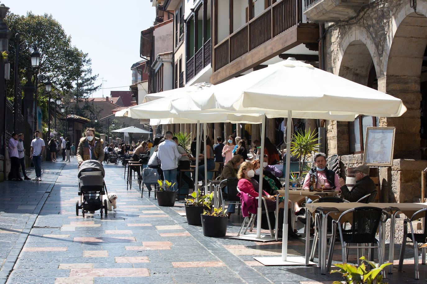 Avilés no pudo celebrar, por segundo año consecutivo, su multitudinaria cita del Lunes de Pascua. Pero el buen tiempo permitió que los avilesinos disfrutaran de la jornada en la terraza de los bares.