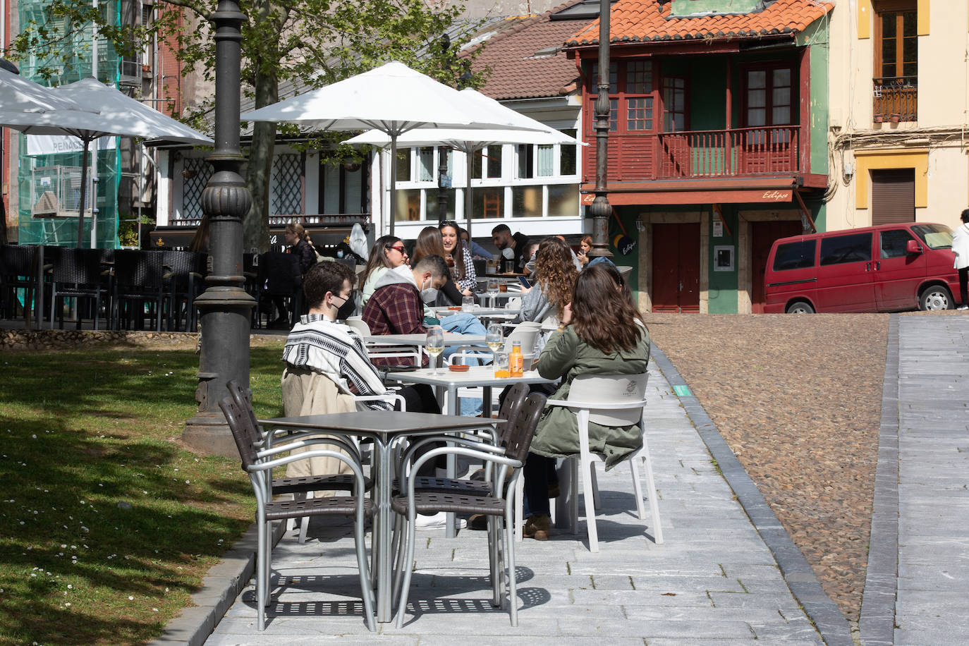 Avilés no pudo celebrar, por segundo año consecutivo, su multitudinaria cita del Lunes de Pascua. Pero el buen tiempo permitió que los avilesinos disfrutaran de la jornada en la terraza de los bares.