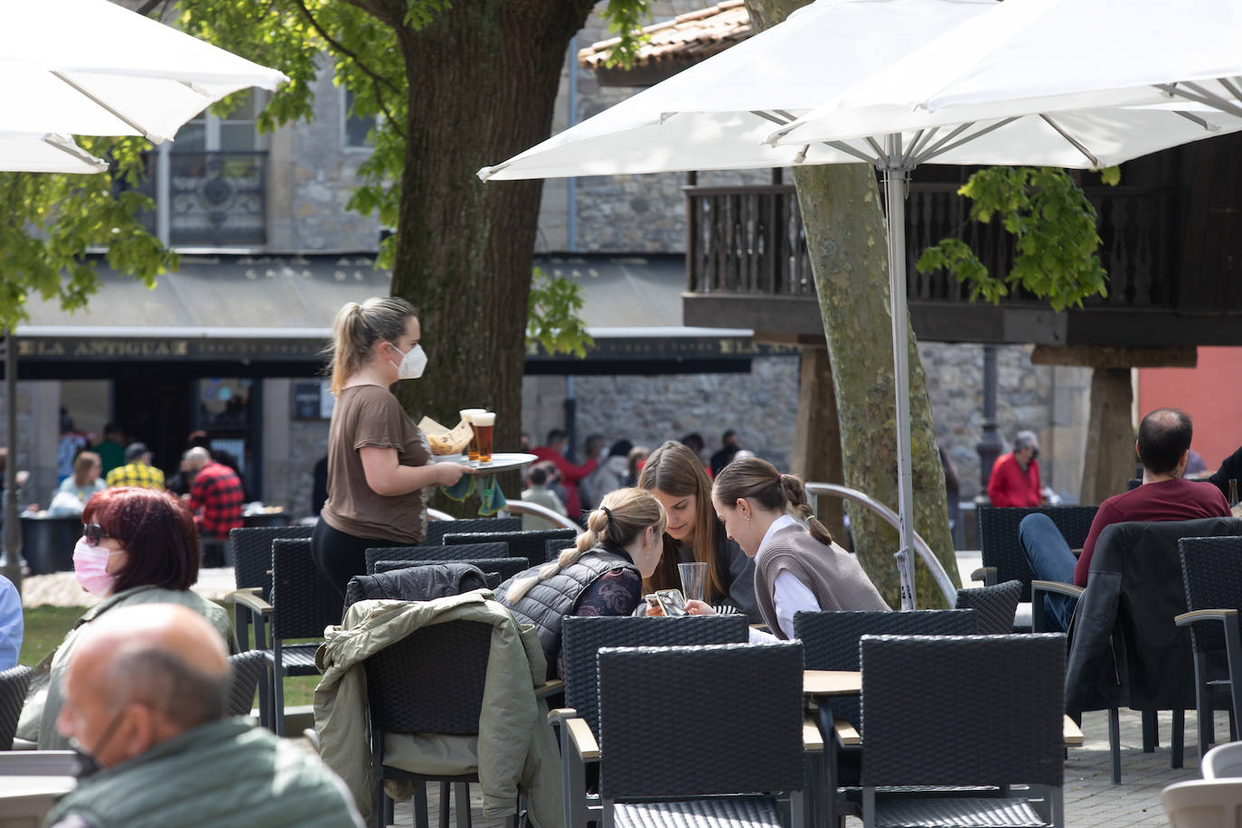 Avilés no pudo celebrar, por segundo año consecutivo, su multitudinaria cita del Lunes de Pascua. Pero el buen tiempo permitió que los avilesinos disfrutaran de la jornada en la terraza de los bares.