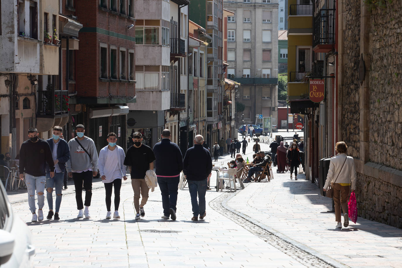 Avilés no pudo celebrar, por segundo año consecutivo, su multitudinaria cita del Lunes de Pascua. Pero el buen tiempo permitió que los avilesinos disfrutaran de la jornada en la terraza de los bares.