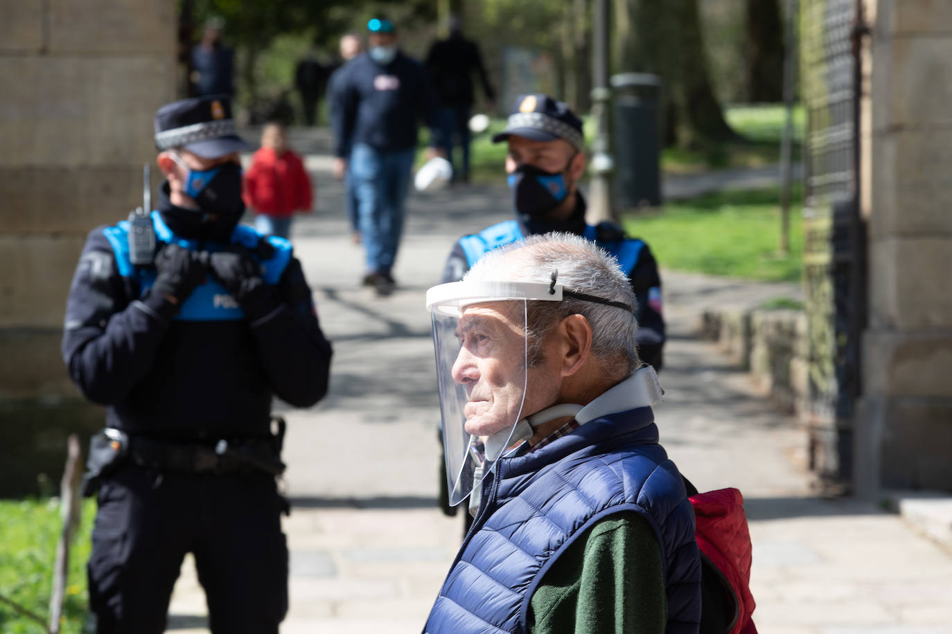 Avilés no pudo celebrar, por segundo año consecutivo, su multitudinaria cita del Lunes de Pascua. Pero el buen tiempo permitió que los avilesinos disfrutaran de la jornada en la terraza de los bares.