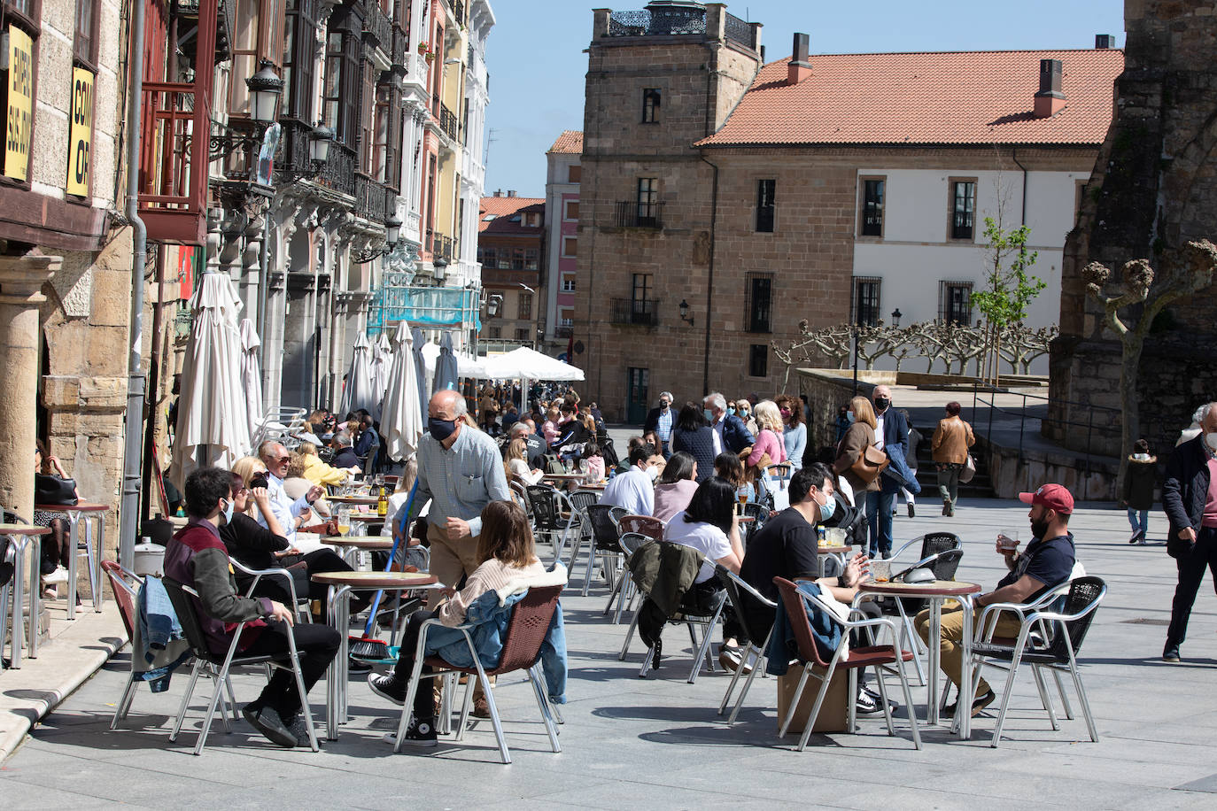 Avilés no pudo celebrar, por segundo año consecutivo, su multitudinaria cita del Lunes de Pascua. Pero el buen tiempo permitió que los avilesinos disfrutaran de la jornada en la terraza de los bares.